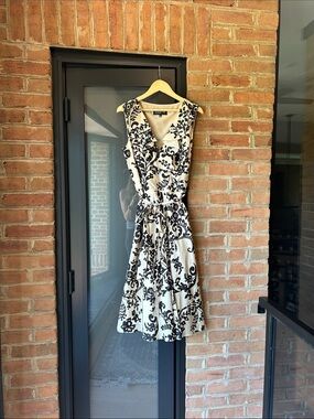 Jones New York— Sleeveless Cream and Black Floral V-Neck Floral Dress (sz 6)